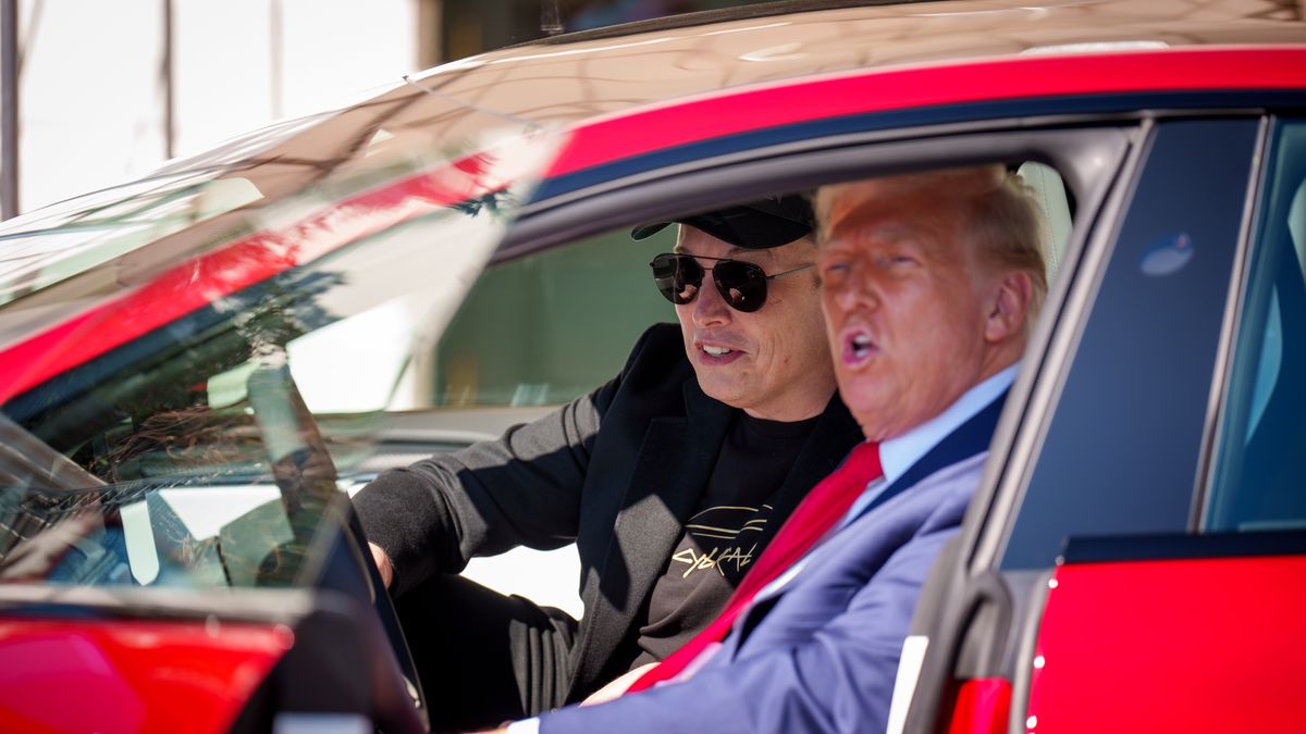 Donald Trump i Elon Musk w Tesli przed Białym Domem