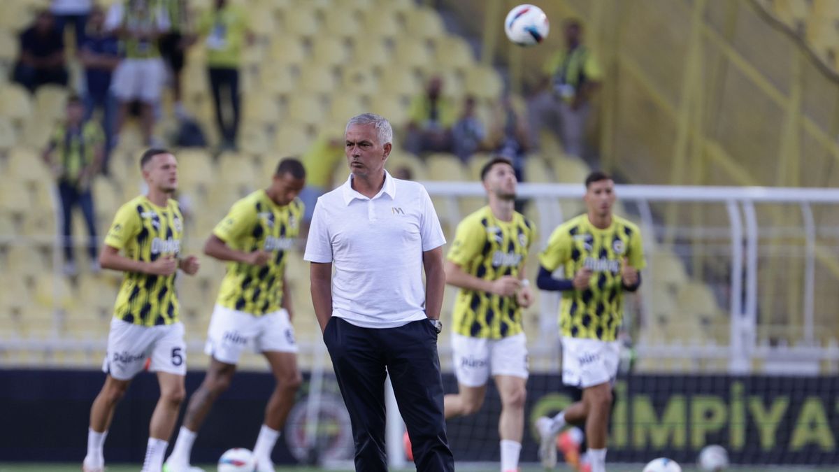 PAP/EPA / Erdem Sahin / Jose Mourinho w meczu Fenerbahce z Lille OSC