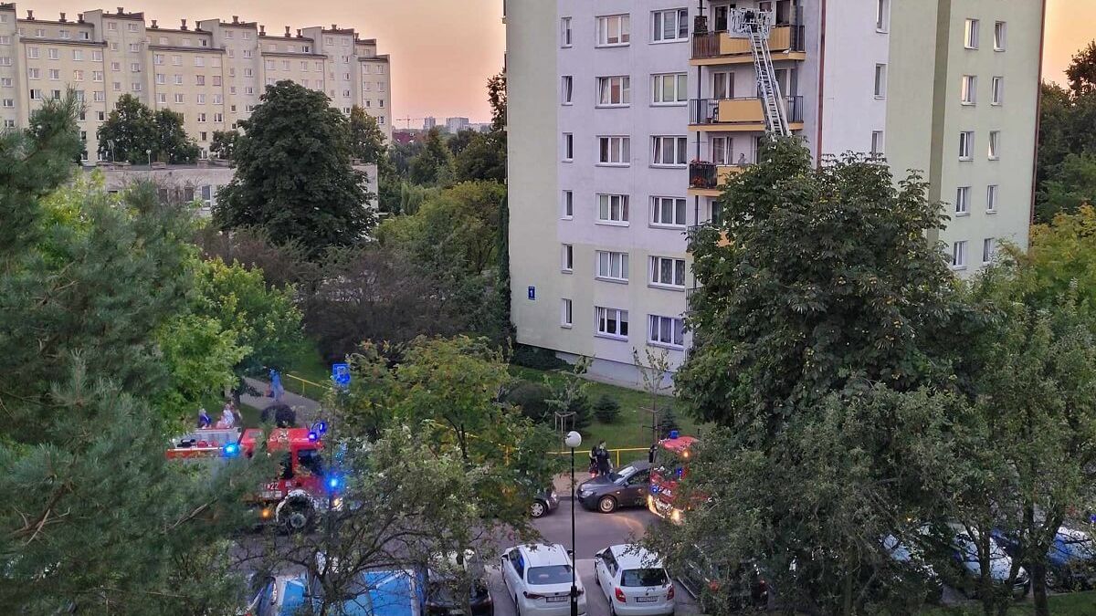 Strażacy musieli wejść do zamkniętego mieszkania przez balkon