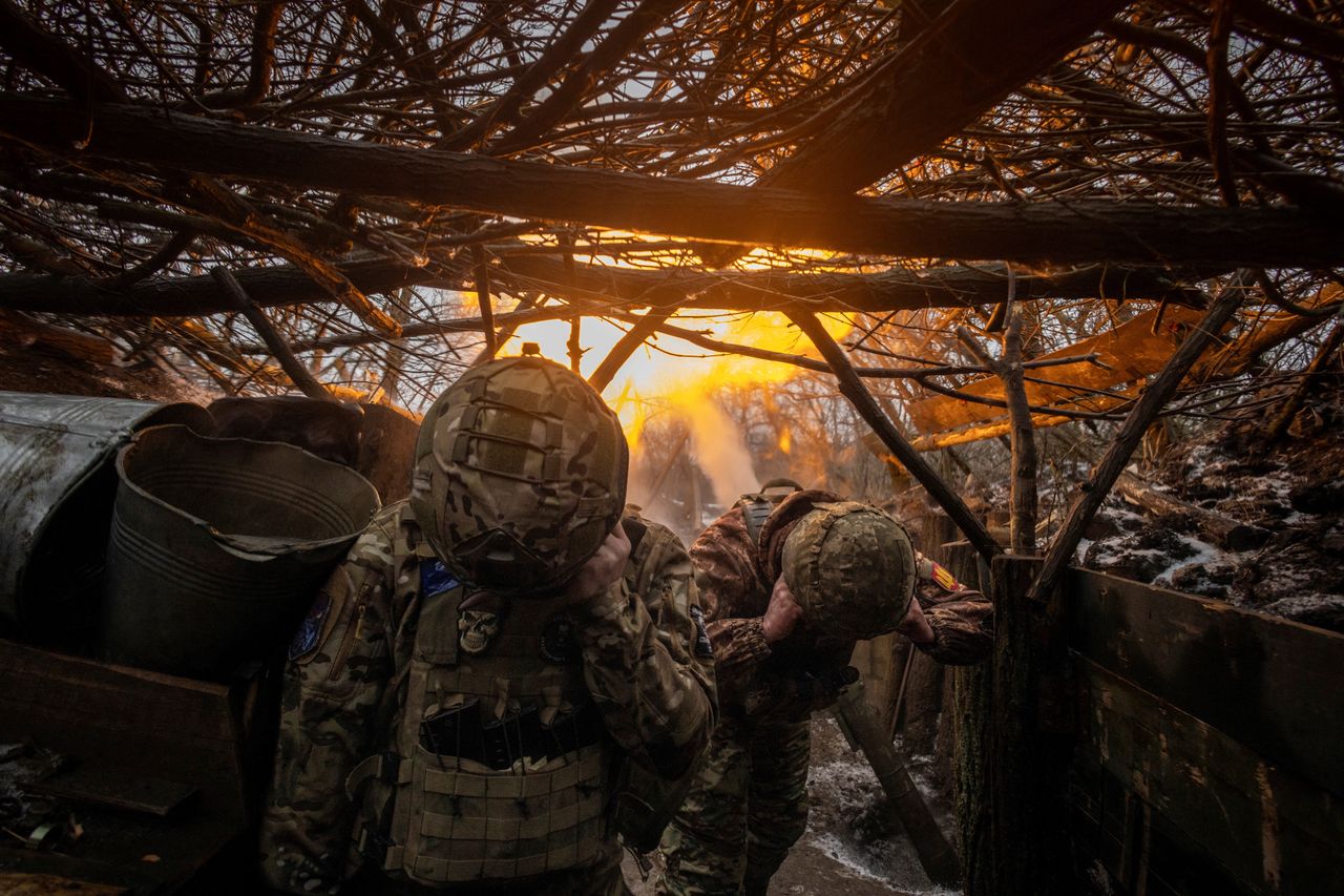 Ukraińscy żołnierze prowadzą ostrzał z moździerza