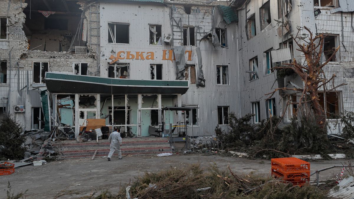 Zdjęcie okładkowe artykułu: PAP/EPA /  / Na zdjęciu: zniszczony szpital