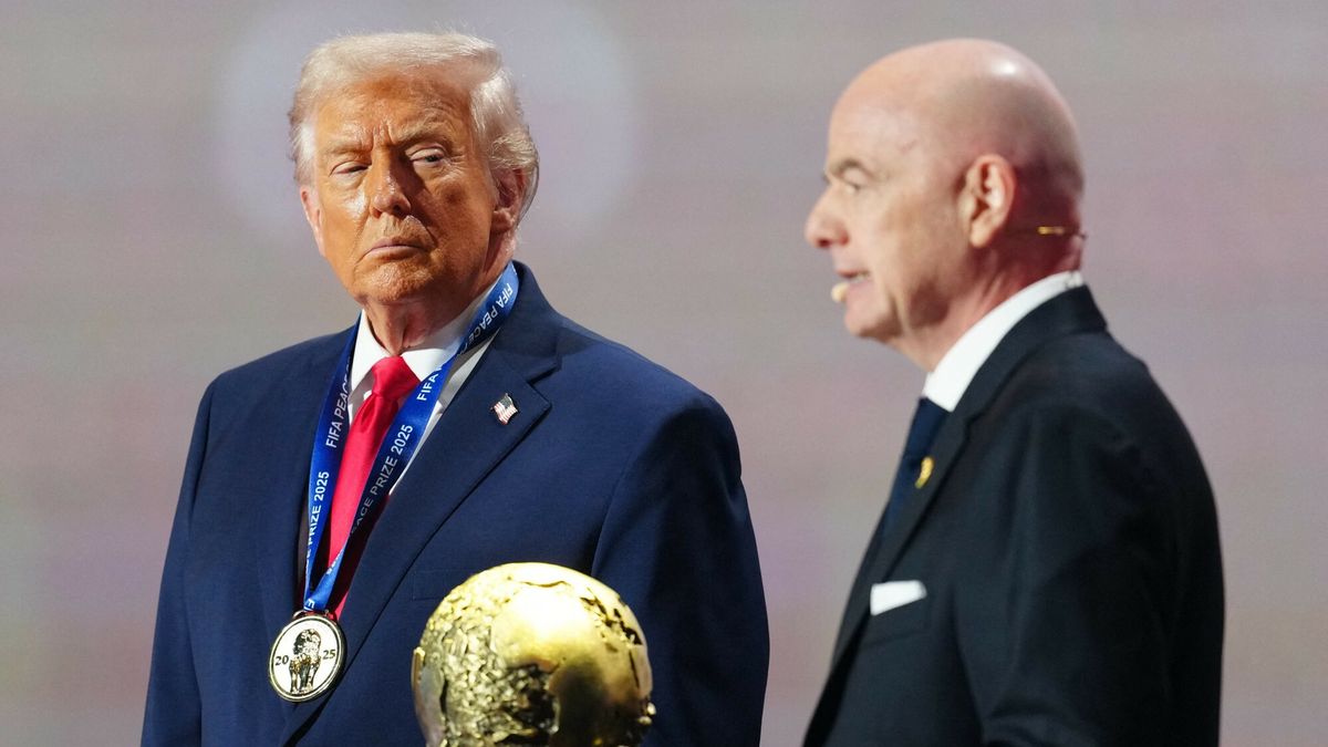 Prezydent USA Donald Trump i sze FIFA Gianni Infantino