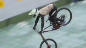 Kolarz próbował zjechać ze skoczni w Klingenthal. Próba zakończyła się groźnym upadkiem (wideo)
