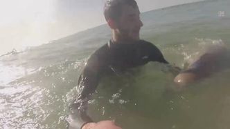 Ciekawska foka bawi się z francuskimi surferami