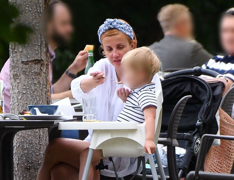 Katarzyna Zielińska karmi syna w restauracji