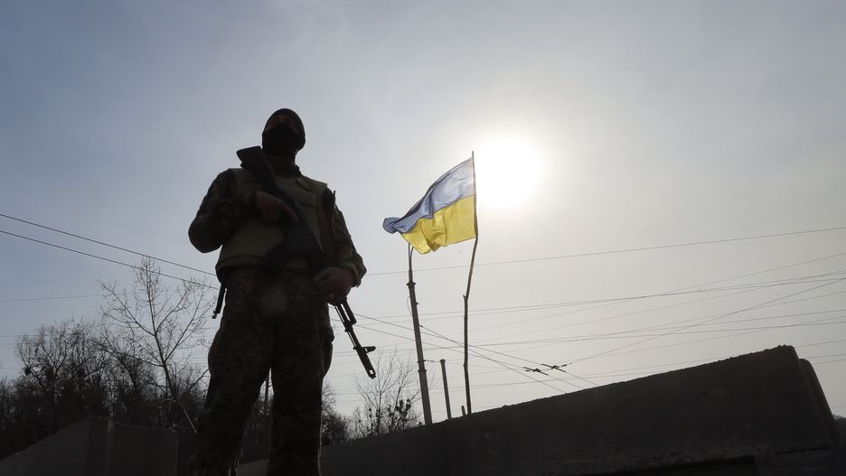 A Ukrainian Territorial Defense fighter stands guard at a roadblock post in Kyiv (Kiev), Ukraine, 28 March 2022 amid the Russian invasion. On 24 February, Russian troops had entered Ukrainian territory in what the Russian president declared a 'special military operation', resulting in fighting and destruction in the country, a huge flow of refugees, and multiple sanctions against Russia. EPA/SERGEY DOLZHENKO Dostawca: PAP/EPA.