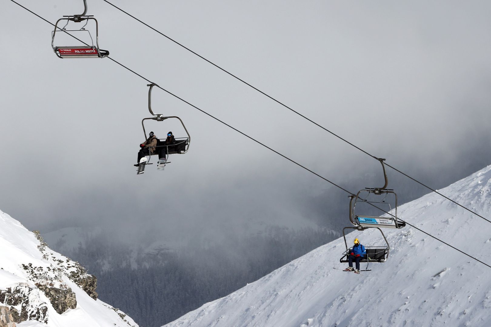 wyci�g krzese�kowy
Grzegorz Momot
g�ry, otwarte, pogoda, szlak, szlaki, szlaku, tatry, wyci�g, zima, atmosferyczne, lawina, lawinowe, lawinowego, lawiny, narciarskie, narodowy, otwarcie, park, szlaki turystyczne, tatrza�ski, trzeci stopie�, warunki, zagro�enie, zaspa, zaspy
