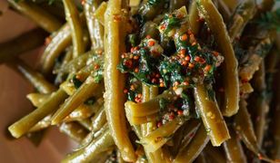 Sałatka z fasolki szparagowej z miodowo-musztardowym sosem
