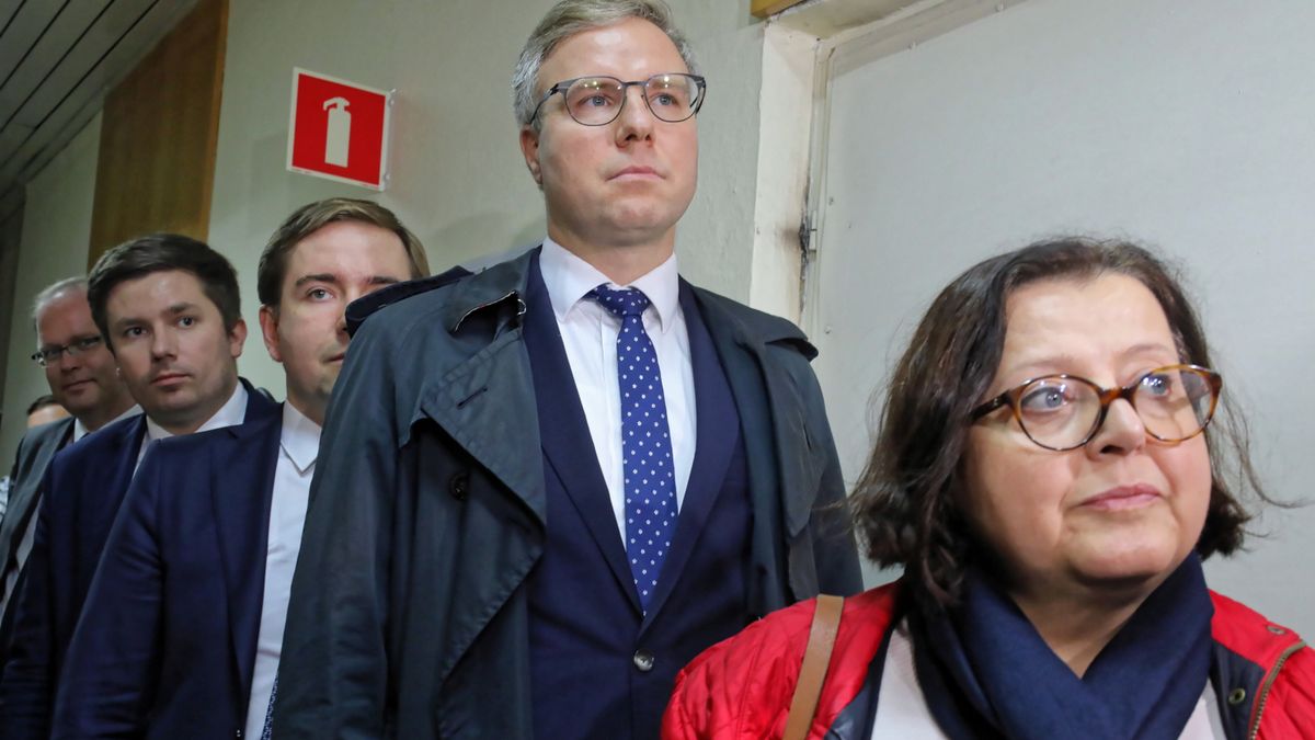 Strajkujący związkowcy podają, że Bartosz Piechota z PLL LOT miał im grozić