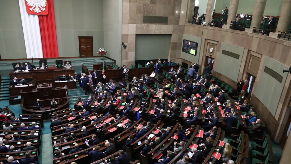 Warszawa, 26.01.2022. Posłowie na sali obrad Sejmu w Warszawie, 26 bm. Posłowie mają głosować nad poprawkami Senatu do ustawy budżetowej na 2022 r. sejmowa komisja finansów publicznych zaopiniowała negatywnie wszystkie 65 poprawek zaproponowanych przez senatorów. (kf) PAP/Tomasz Gzell
