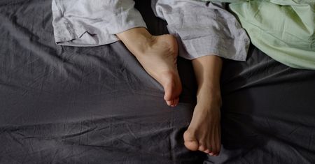 Zespół niespokojnych nóg może mieć związek z niedoborem żelaza. Warto sprawdzić nie tylko morfologię
