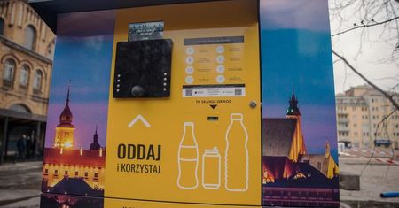 Warszawa. Recyklomaty wciąż głodne. Pojemniki na szkło i plastik rozmnażają się leniwie