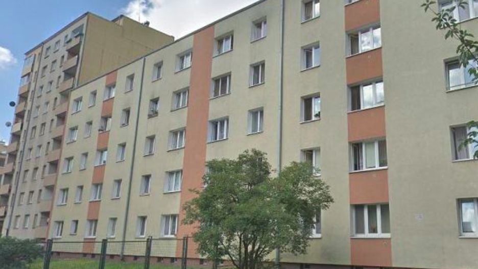 Warszawa. Blok przy ulicy Ludwiki, w którym doszło do dramatycznych wydarzeń 30 listopada 2020 roku. 44-letnia kobieta wbiła w klatkę piersiową swojego męża nóż, potem utrzymywała, że sam się nadział na trzymane przez nią ostrze (Google Viev)