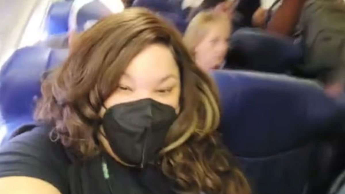 Influencerka nie przejmuje się komentarzami osób, siedzących obok niej w samolocie