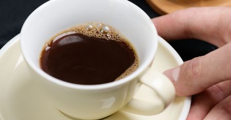 Zamiast wyrzucać, dodaj do kawy. Efekt będzie piorunujący