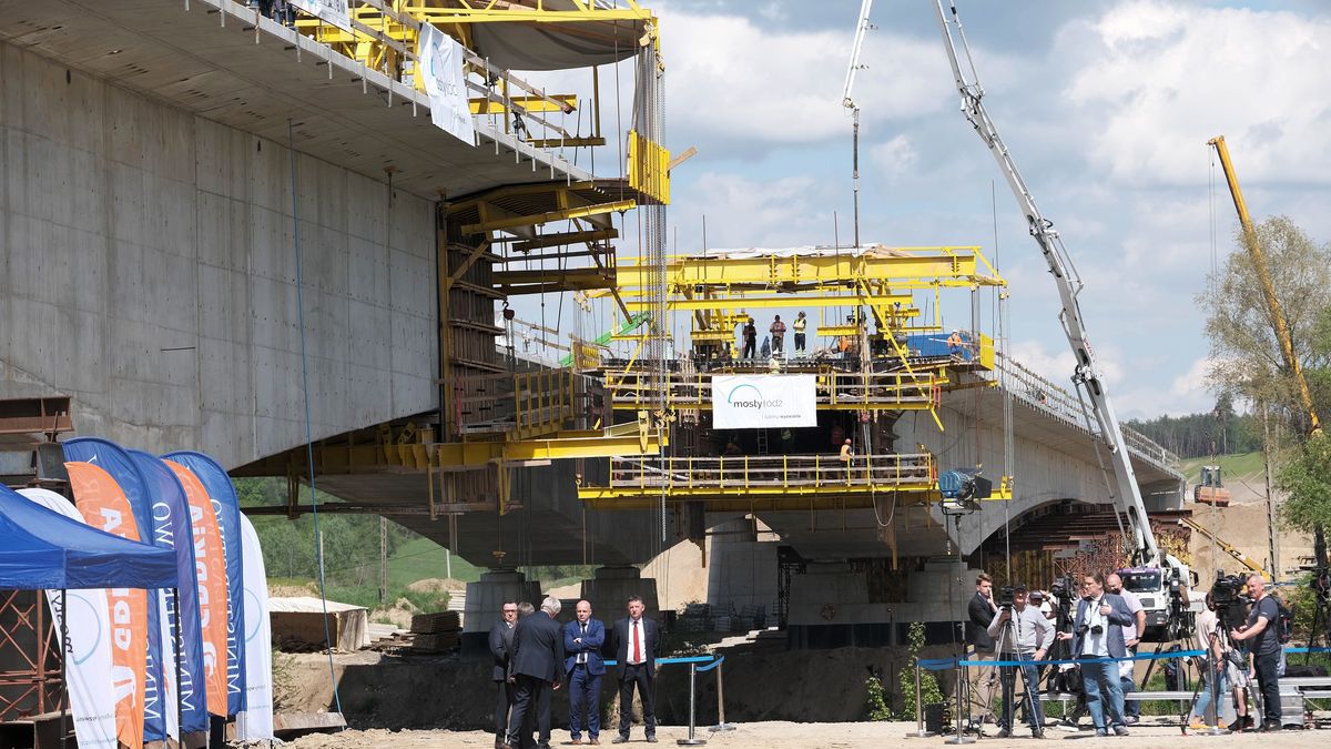 Nowa Wieś, 17.05.2021. Miejsce budowy szlaku Via Carpatia w Nowej Wsi (pow. rzeszowski) podczas wizyty premiera Mateusza Morawieckiego, 17 bm. Premier Mateusz Morawiecki jest w trasie po Polsce, by promować Polski Ład. Polski Ład to firmowany przez partie tworzące Zjednoczoną Prawicę nowy program społeczno-gospodarczy na okres po pandemii. (jm) PAP/Mateusz Marek