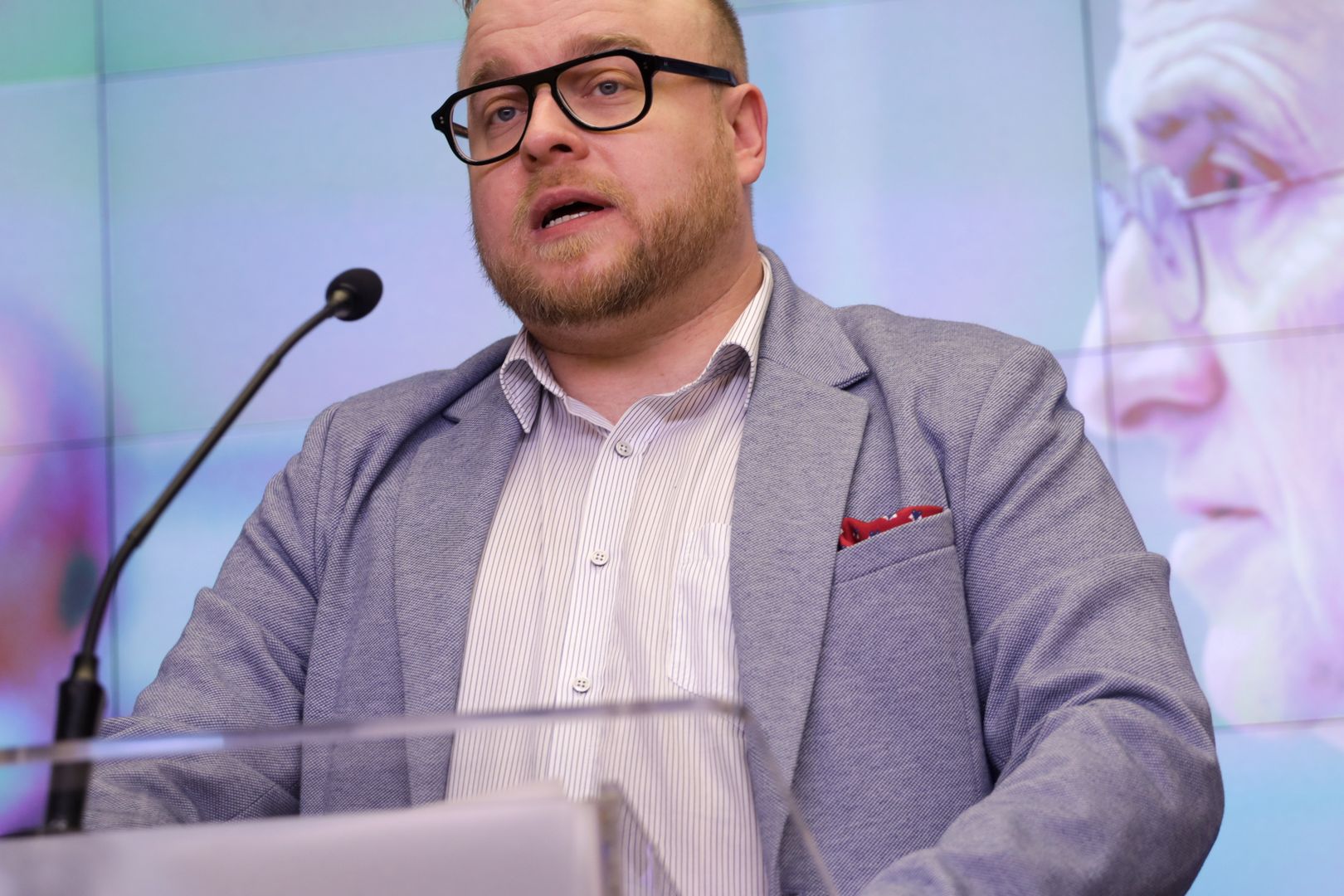 Były rzecznik MSZ Łukasz Jasina podczas konferencji prasowej 