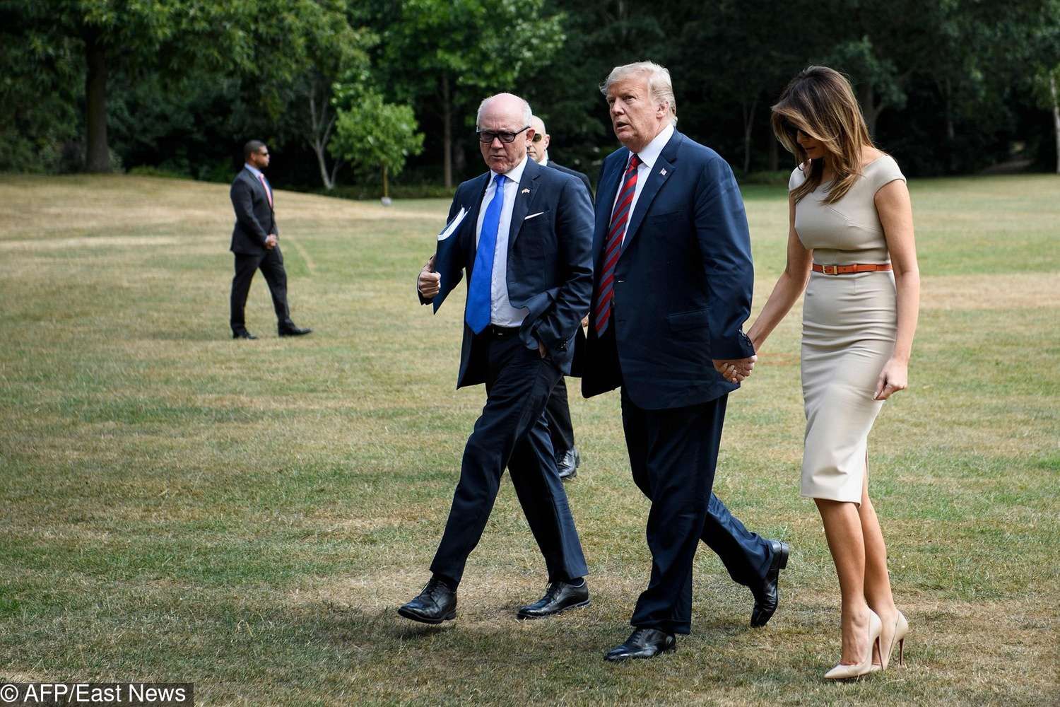 Melania Trump w cielistej sukience Rolanda Moureta w Londynie