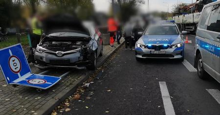 Niebezpieczny wypadek w Opolu. Kierowca staranował przystanek autobusowy i potrącił 15-latka