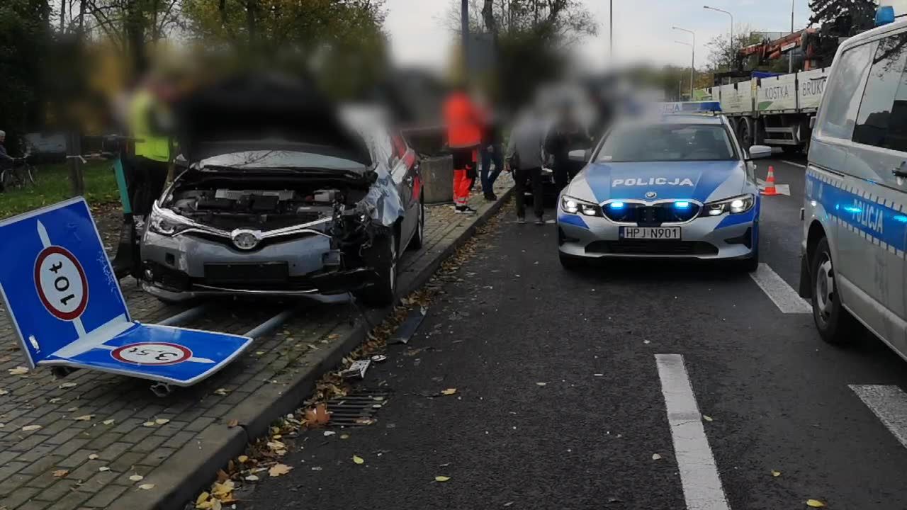 Niebezpieczny wypadek w Opolu. Kierowca staranował przystanek autobusowy i potrącił 15-latka