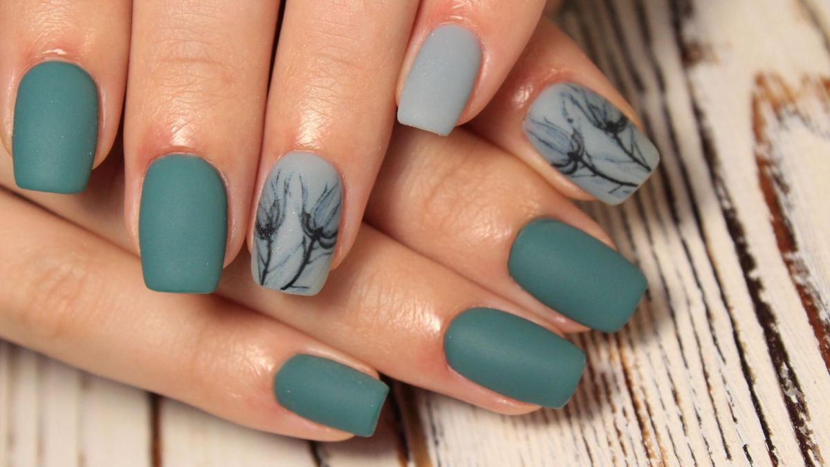 Manicure tytanowy to rodzaj trwałej stylizacji paznokci, będący alternatywą dla hybryd czy paznokci żelowych