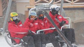 Kadra żużlowców na stoku narciarskim