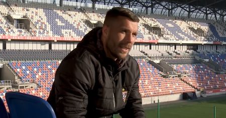 Rywal wbił szpilkę Lukasowi Podolskiemu na Twitterze