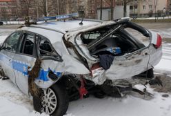 Radiowóz dachował po zderzeniu. Ranni dwaj policjanci