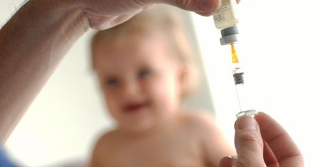 53 mln zł mniej z budżetu na szczepienia. Rząd chwali się zwiększonym limitem, ale tnie wydatki