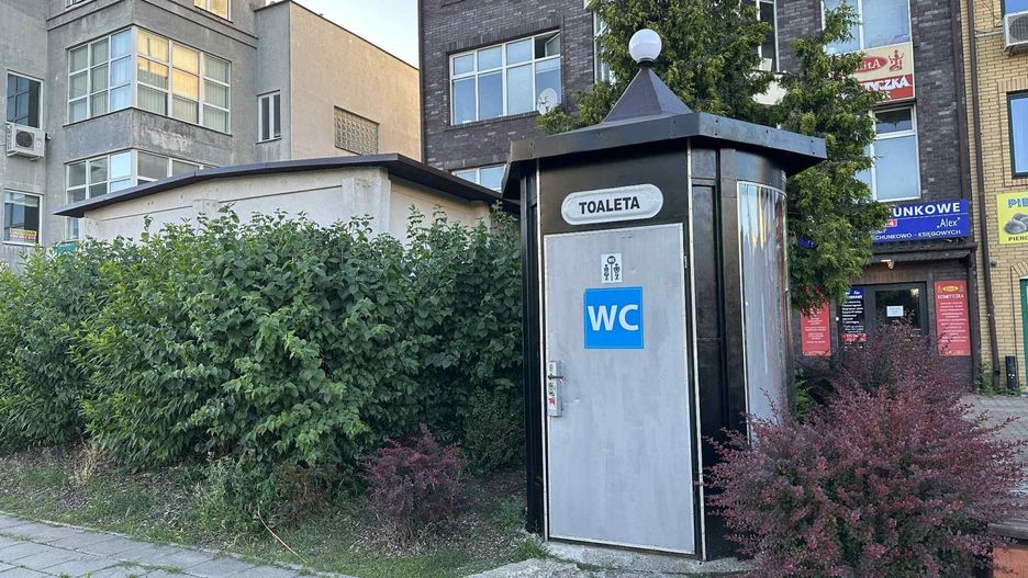 Toaleta publiczna na parkingu w sąsiedztwie III LO