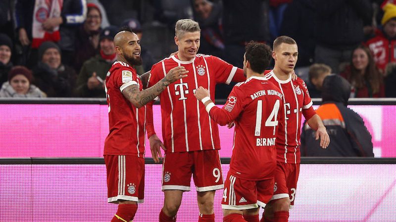 Piłkarze Bayernu cieszą się z gola - w tym Robert Lewandowski (nr 9)