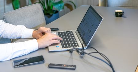 Koniec roku to nie czas na oszczędzanie. Jak mądrze inwestować bez zamrażania kapitału?