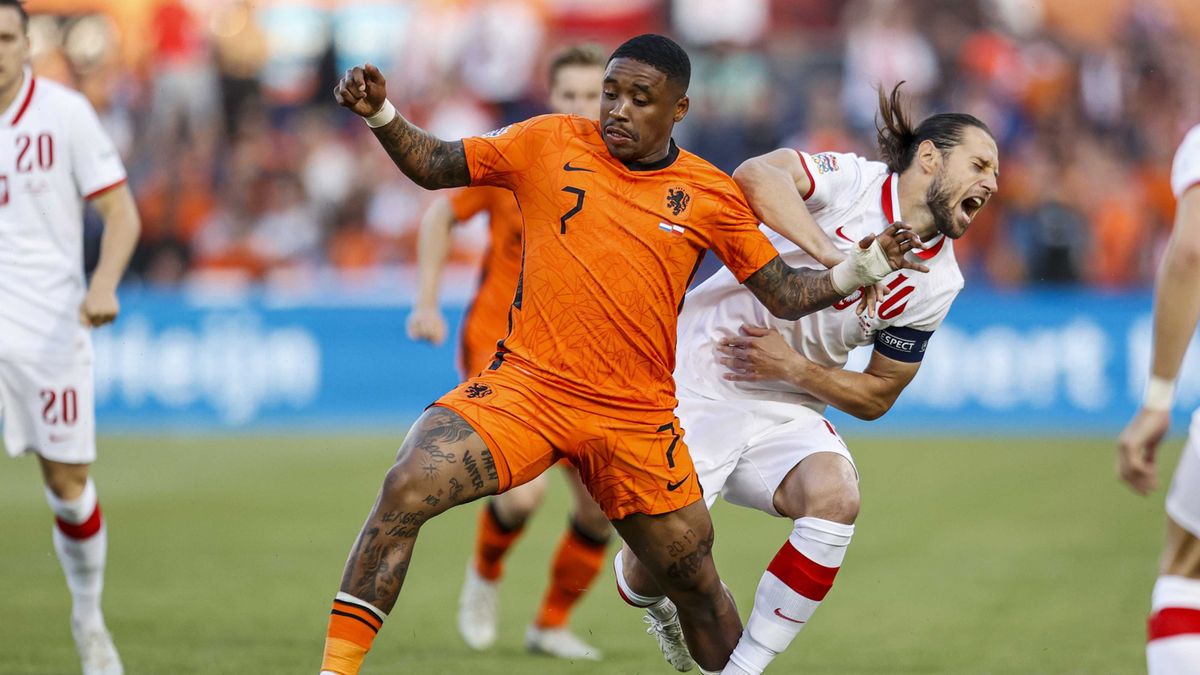 Na zdjęciu od lewej: Steven Bergwijn i Grzegorz Krychowiak