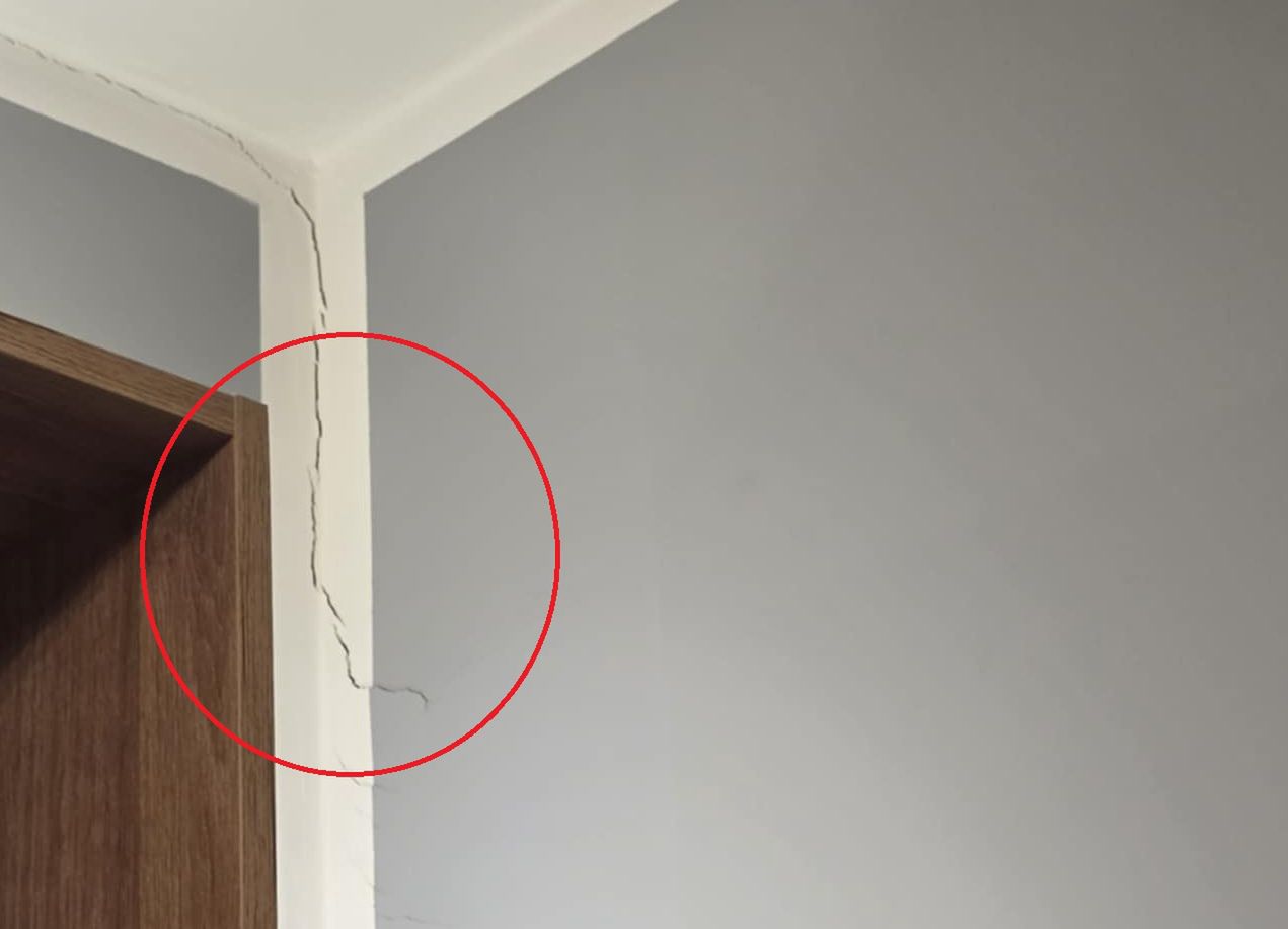 Mieszkańcy zauważyli pękające ściany w różnych częściach bloku