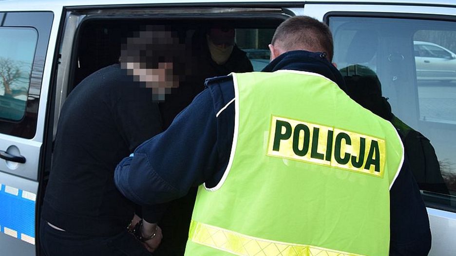 Policjanci z zatrzymanym mężczyzną