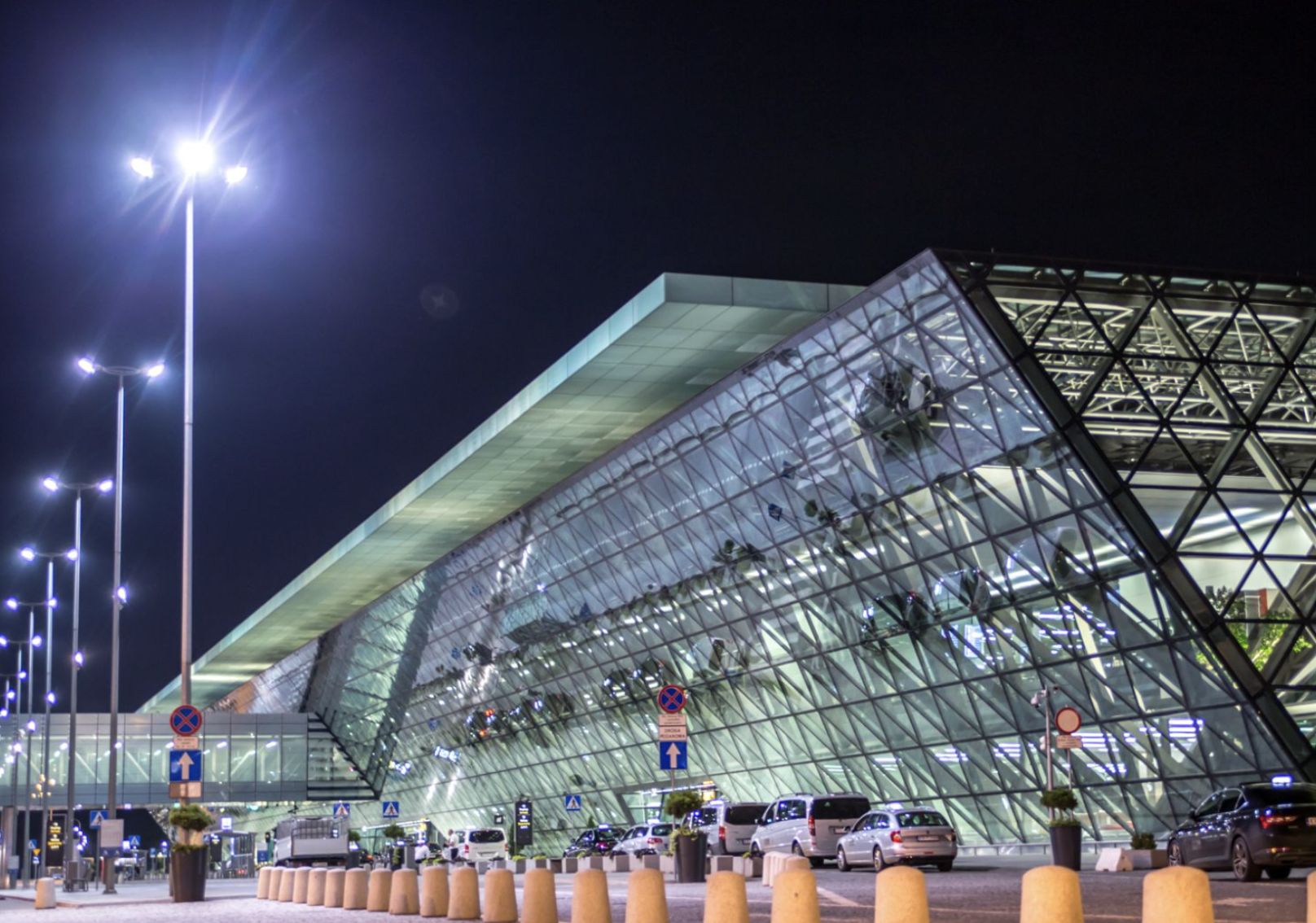 wiadomości,aktualności,WP Wiadomości Mgła na krakowskim lotnisku. Duże utrudnienia dla pasażerów