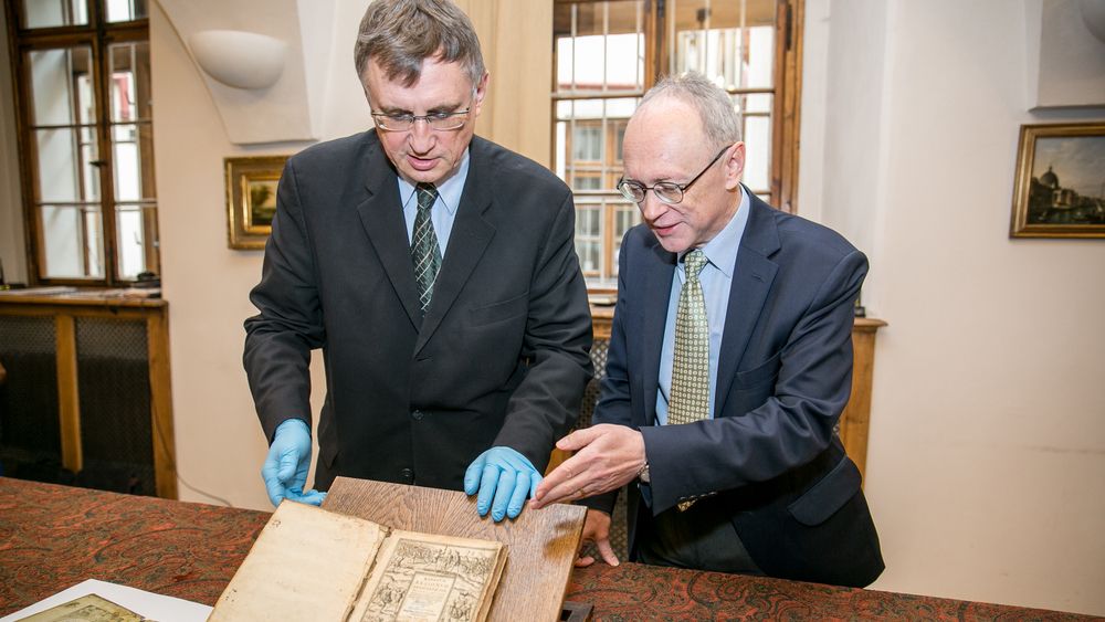 Z prawej prof. Marian Wolski, podczas przekazania odzyskanego starodruku.