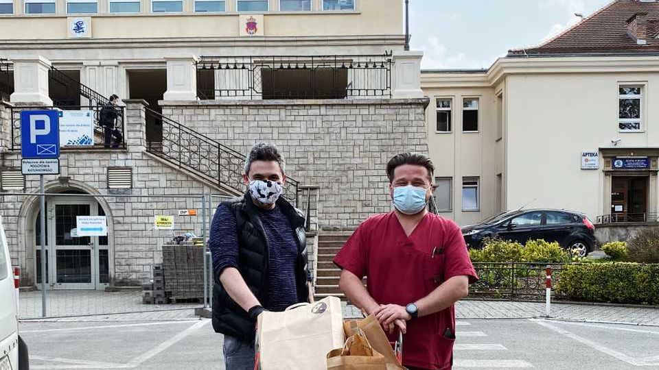 Zdjęcie okładkowe artykułu: Materiały prasowe / Na zdjęciu: Tomasz Leśniak (z lewej) podczas akcji wsparcia medyków