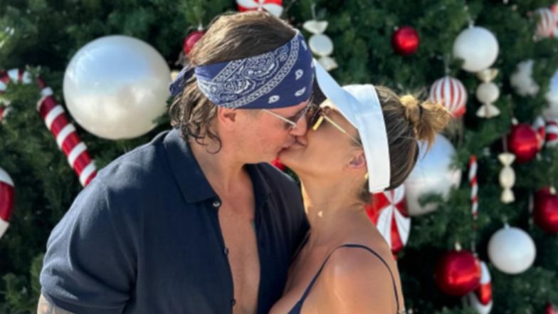 Małgorzata Rozenek całuje Radosława na tle choinki 