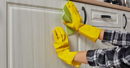 Domowe sposoby na sprzątanie, które tylko szkodzą. Tego nie myj octem