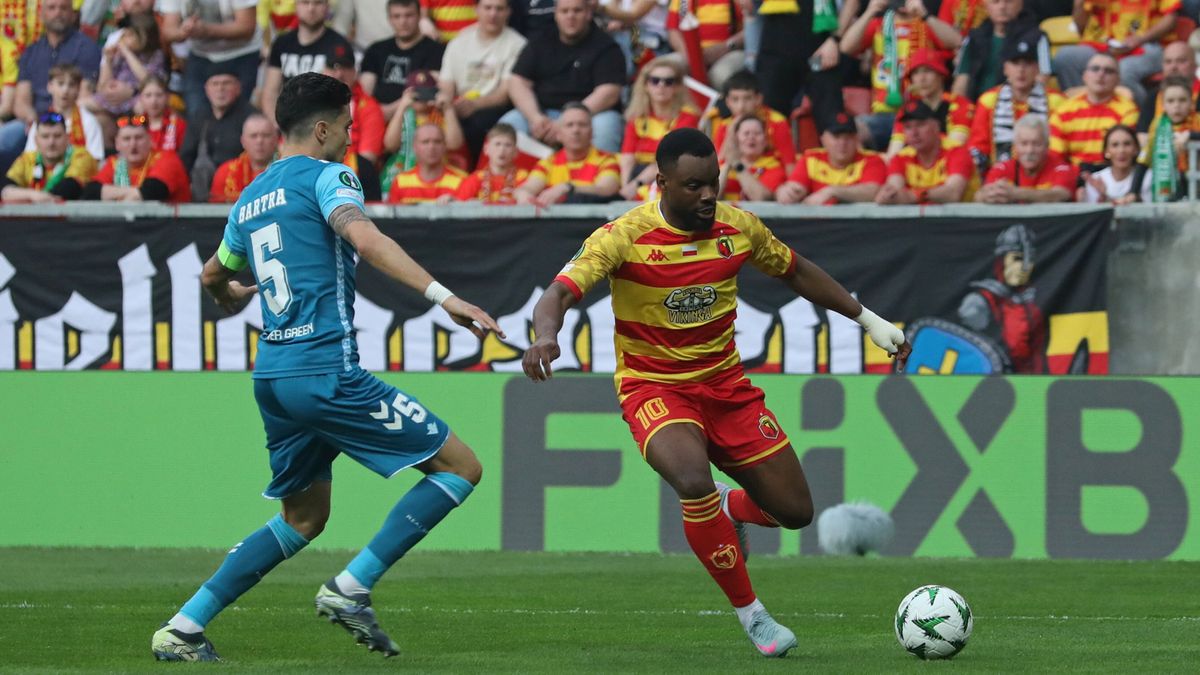 PAP / Artur Reszko / Na zdjęciu: Afimico Pululu (P) i Marc Bartra (L)