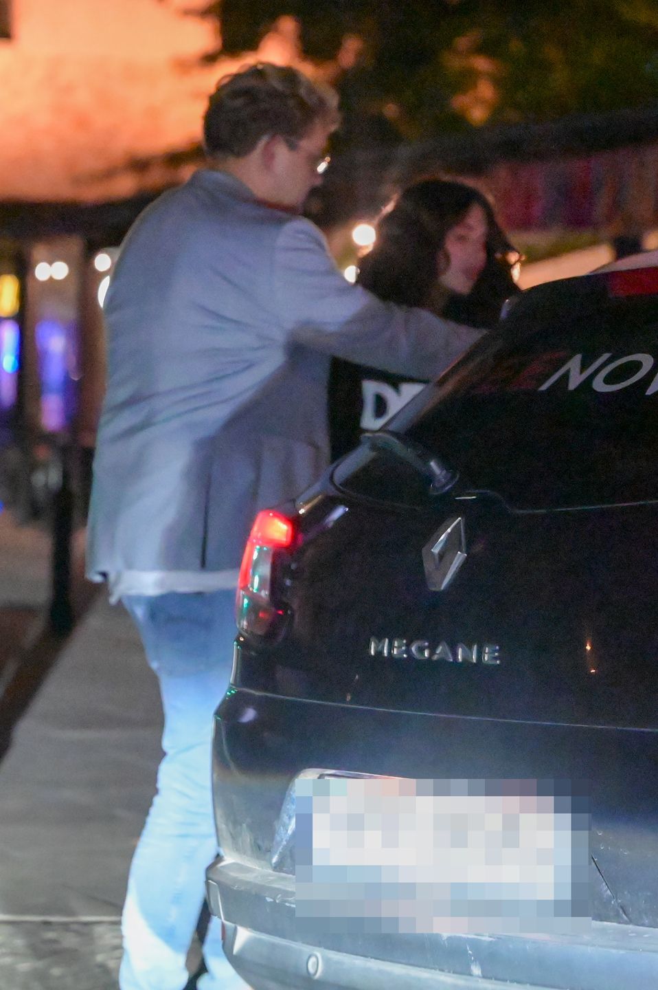 Roksana Węgiel i Kevin Mglej w pośpiechu opuszczają restaurację