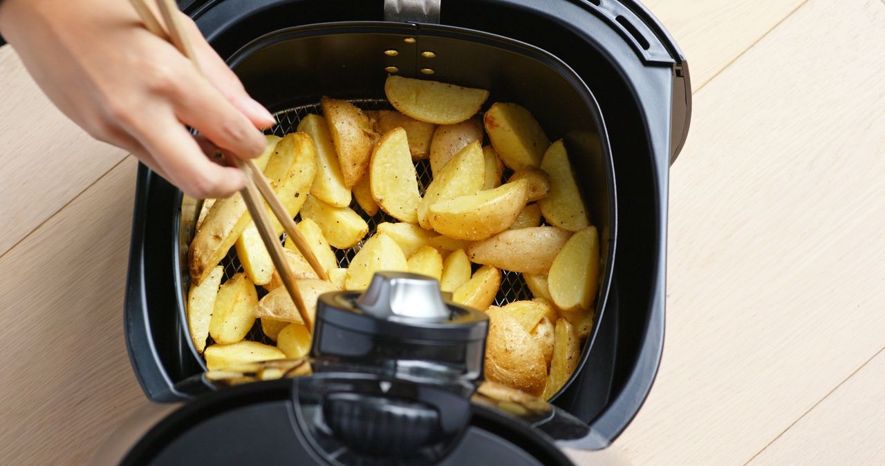 Hitowy gadżet tanieje. Smażenie bez tłuszczu i z zachowaniem smaku