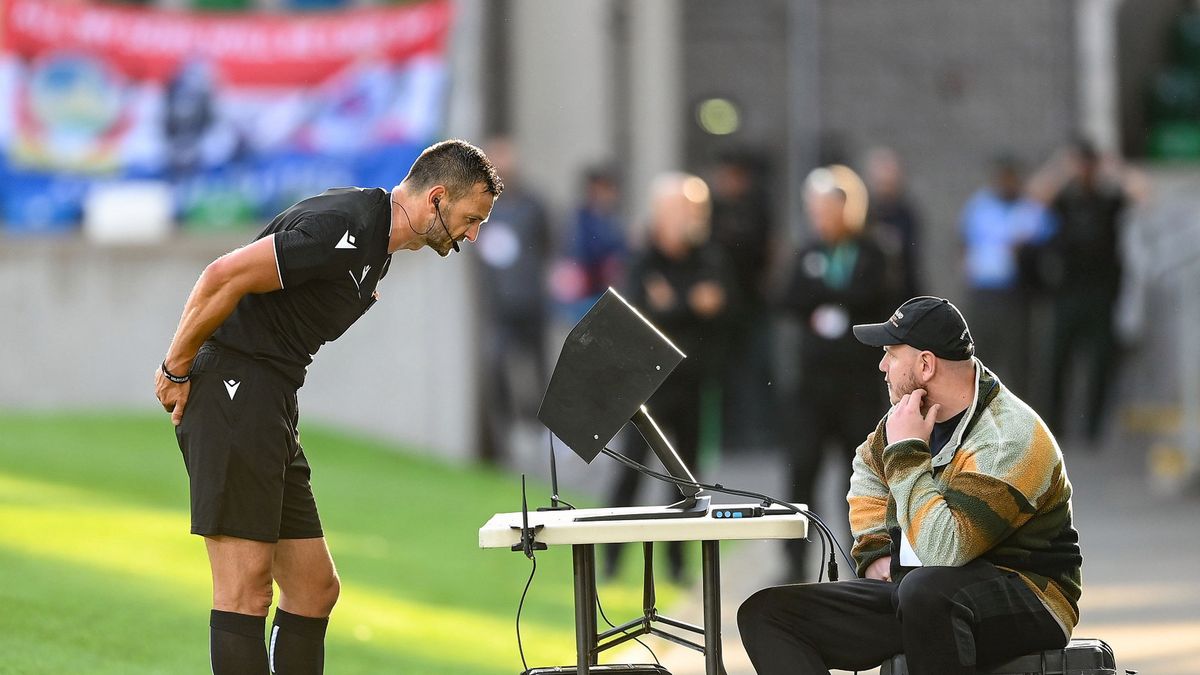 Getty Images / Stephen McCarthy/Sportsfile / Na zdjęciu: Sędzia korzystający z VAR.