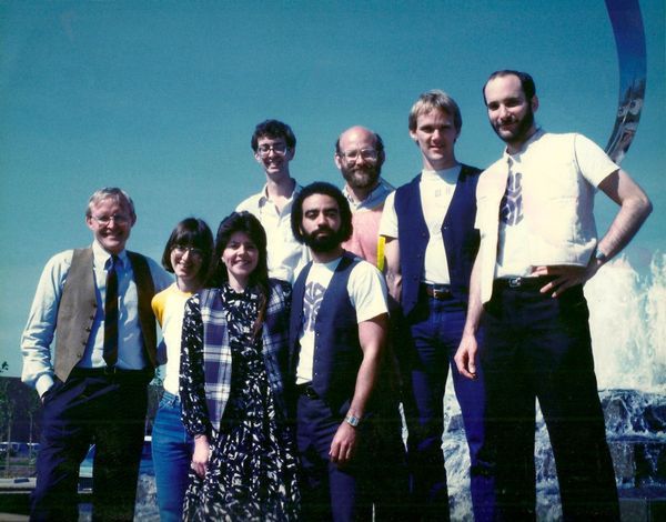 Od lewej: James H. Clark, Marcia Allen, Diane Wilford, Kurt Akeley, Marc Hannah, Tom Davis, Rocky Rhodes i Mark Grossman. Zdjęcie z 1986 roku ze zbiorów Silicon Graphics Inc.