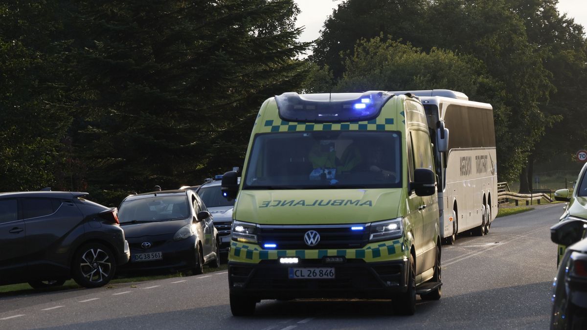 An ambulance at the scene of a train accident, in Bjerndrup, southern Denmark, 15 August 2025. A passenger train, traveling between Copenhagen and Sonderborg, derailed after a collision. EPA/ROBERT WENGLER DENMARK OUT Dostawca: PAP/EPA.