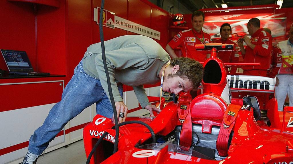Valentino Rossi w boksie Ferrari