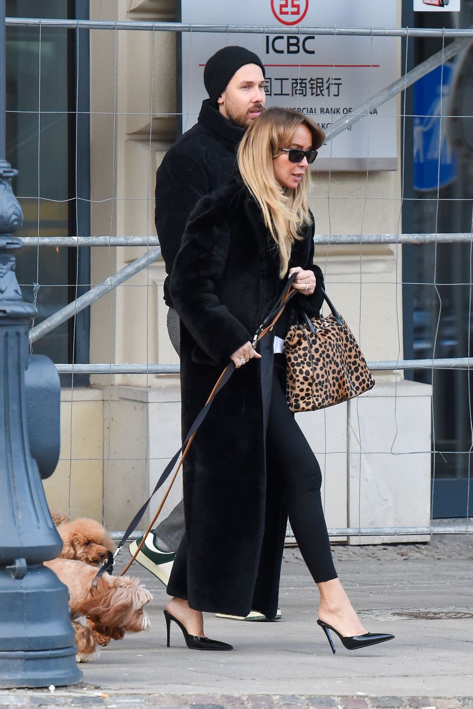 Joanna Przetakiewicz paraduje po mieście z torebką z aligatora