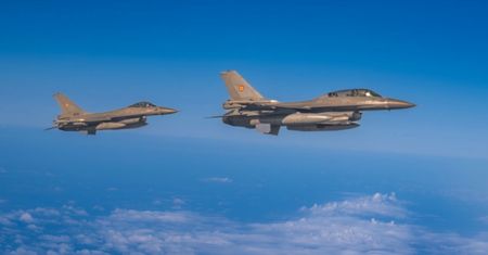 Naruszona przestrzeń kraju NATO. F-16 strąciły dwa drony