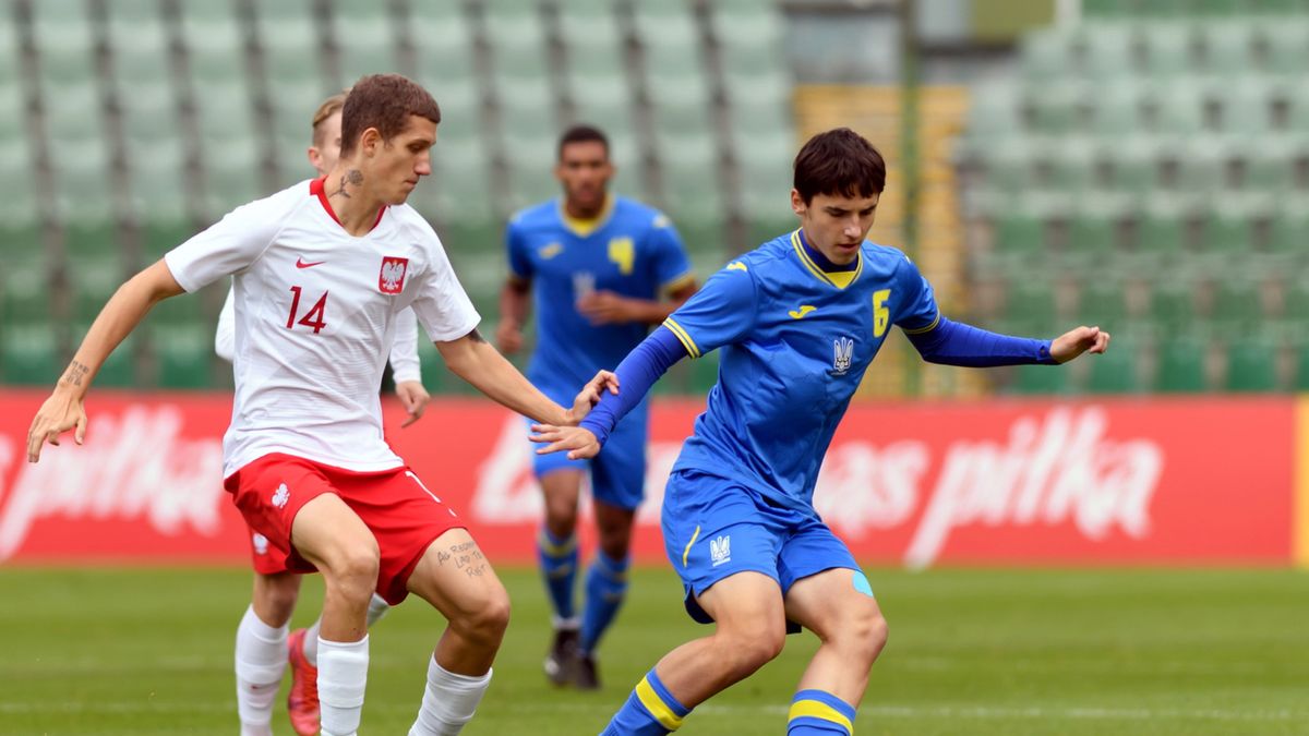 reprezentant Polski Adrian Bukowski (z lewej) i Iwan Łosenko (z prawej) z drużyny Ukrainy podczas ostatniego meczu turnieju eliminacyjnego piłkarskich mistrzostw Europy U-19